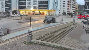 Kaza ucuz atlatıldı! Pedalları karıştıran sürücü...