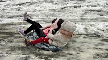 İstanbul'da kar yağışıyla sokak buz pistine döndü