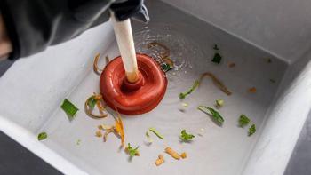 Lavaboya dökünce saniyeler içinde tıkanıyor! Binlerce liraya mâl olan hata