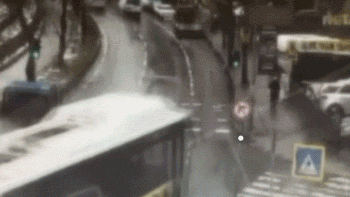 Görüntüler ortaya çıktı... Otobüsün altında kalmaktan son anda kurtuldu!