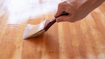 Bez ve süpürgeyi unutturan yöntem! Temizlikte yeni trend: Boya fırçası