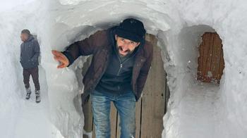 Burası Türkiye! Kar evleri yuttu, tek çözüm tünel kazmak oldu