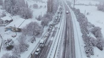Kar bir anda bastırdı! Karayolu 3 saat trafiğe kapandı