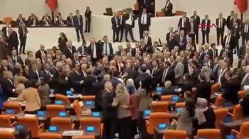 Meclis'te kavga! Milletvekilleri birbirine girdi