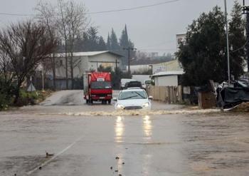 Sarı kod uyarısı kabusa döndü! Antalya’da sel hayatı felç etti