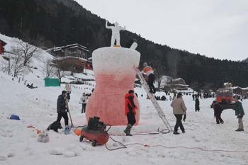 Ayder’de kış masalı başladı: Poşetle kaydılar, dev çay bardağına akın ettiler