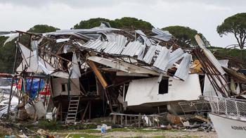 Kentte dehşet! Bir gecede her şey altüst oldu: Tekneler parçaladı, ağaçlar yerinden söküldü