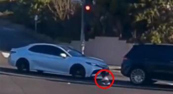 Trafikte yürekleri ağza getiren görüntü! 1 yaşındaki bebek arabadan fırladı