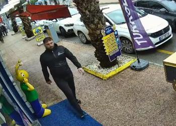 Tabancayla kuyumcuya girip 100 gram altını aldı! Havaya ateş açıp kaçtı