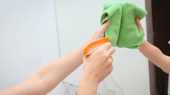 Sil sil bitmeyen izlere veda edin! Aynaları cam gibi yapan 2 dakikalık mutfak sırrı
