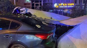 Beylikdüzü’nde fırtına dehşeti: Binanın dış cephesi aracın üzerine düştü