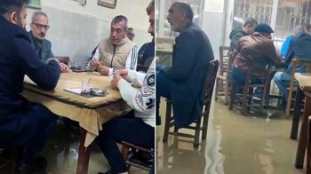 Su baskını bile onları durduramadı! Adana’da bir kıraathanede çekilen görüntüler pes dedirtti