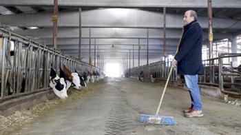 Depremde hayvanları telef olan besiciye devlet desteği: 'Ölen hayvanlarımdan daha güzelini getirdiler'