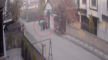 Bebek arabasından 2 milyon liralık altın çaldı! Önce kameraya sonra polise yakalandı