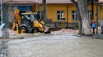 Manisa'da sağanak sele döndü! Dere taştı, tarım alanları suyla doldu