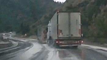 Facia kıl payı atlatıldı! Karşı yönden hızla gelen araçlar...