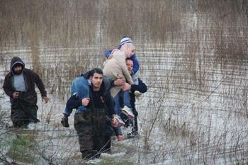 Gediz taştı, bağ evinde mahsur kaldılar! Baba ve 4 çocuk sırtta kurtarıldı