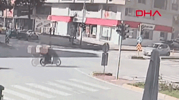 Minibüsün altında kalmaktan son anda kurtuldu! Devrilen motosiklet...