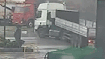 Otomobil TIR'ın altına ok gibi saplandı! Feci kaza...