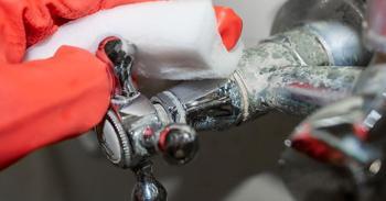 Yılların kirecini tek hamlede söküp atıyor! Banyoyu ilk günkü gibi parlatan o gizli malzeme...