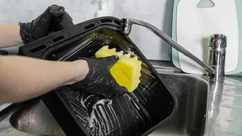 Dakikalarca ovmaya son! Airfryer en iyi bu şekilde temizleniyor