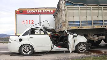 Amasya'da feci kaza! TIR'a çarpan otomobildeki 2 kişi öldü