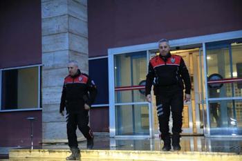 İkiz polisler son anonsu omuz omuza yaptı! Aynı anda başladılar, aynı anda veda ettiler