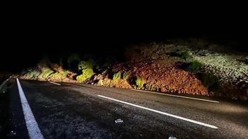 İstanbul-İzmir Otoyolu'nda toprak kayması! Yol ulaşıma kapatıldı