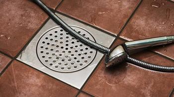 Karbonat ve sirke yetmiyorsa bunu deneyin: En inatçı gider kokularını bile söküp atıyor