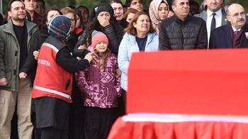 Nil, şehit babasını uğurladı! Gözyaşları sel oldu
