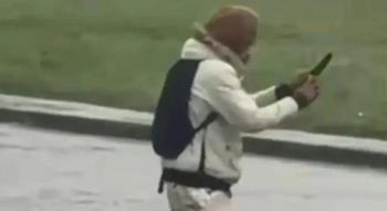 Sokakta dehşet anları! Eli bıçaklı saldırgan ortalığı kana buladı