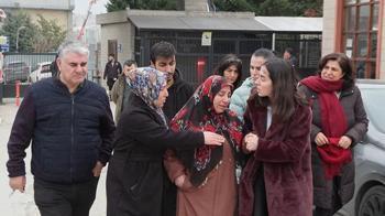 Zeytinburnu'nda ölü bulunan anna ve 8 yaşındaki kızının cenazeleri yakınlarına teslim edildi