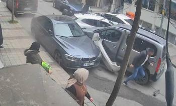 Sultangazi’de trafik kavgası kamerada! Tartışma kazaya dönüştü, 5 kişi araçtan inip kaçtı