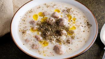 Eski tarifleri unutturan köfteli çorba lezzeti! Unu yakmadan kavurun