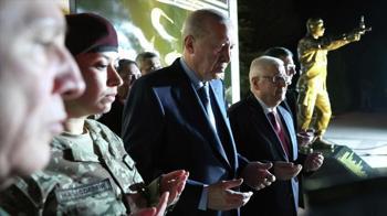 Cumhurbaşkanı Erdoğan, Ömer Halisdemir'in anıtı önünde dua etti