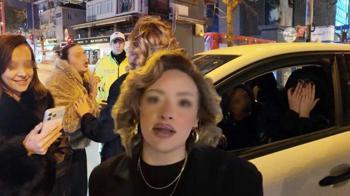 Yer: Kadıköy! Polisler şaştı kaldı: Alkollü kadın çakar iddiasıyla aracın önüne atladı