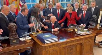 Beyaz Saray'da hayrete düşüren an! Trump'ın etrafını sarıp dua ettiler