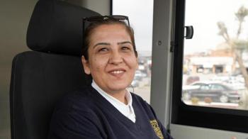 'Hayalimi gerçekleştirdim' dedi, şehrin ilk kadın otobüs şoförü oldu