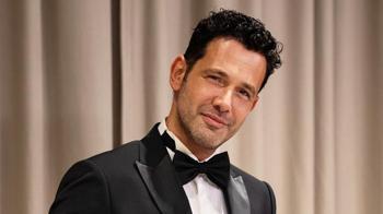 Keremcem’in 'ev adamı' halleri: Kedisiyle mutfağa girdi!