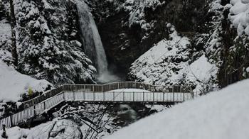 Kar geri döndü: Köy yolları kapandı, her yer beyaza büründü