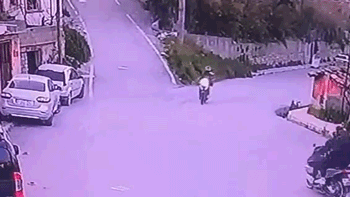 Kafa kafaya çarpıştılar! Yere savrulan 3 kişi...