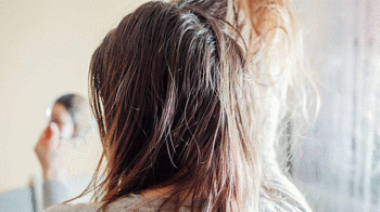 Saçı kendi haline bırakınca toparlıyor! Yıkamadan beklemek gerekiyor