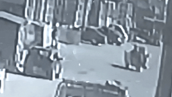 Çarpışmanın şiddetiyle böyle savruldu! Hızla gelen araç...