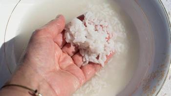 Yıkamadan pişirince nişasta bombası! Komşu çatlatan kar beyaz pilavın sırrı