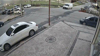 Sürat felaket getirdi! Dikkatsiz sürücü hızını arttırınca kaza...