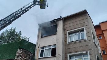 Fatih'te 3 katlı binada yangın çıktı: 1 ölü