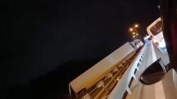 Büyükçekmece TEM Otoyolu'nda TIR devrildi; trafikte yoğunluk oluştu