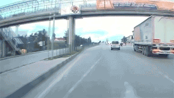 Direksiyon hakimiyetini kaybeden sürücü bir anda kendisini...