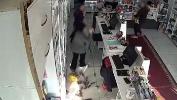 Kayseri'de bir kadın, eczaneye taşla saldırdı