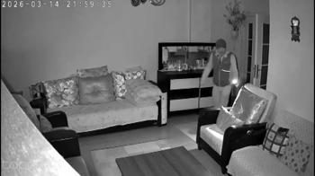 Evdeki hırsıza kameradan bağırdı: Çık oradan